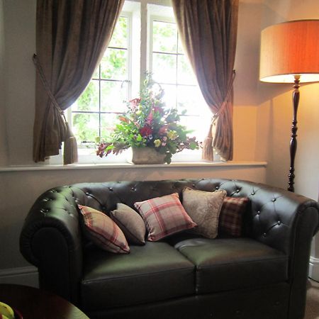 Hotel The Three Crowns Chagford Exterior foto A leather sofa