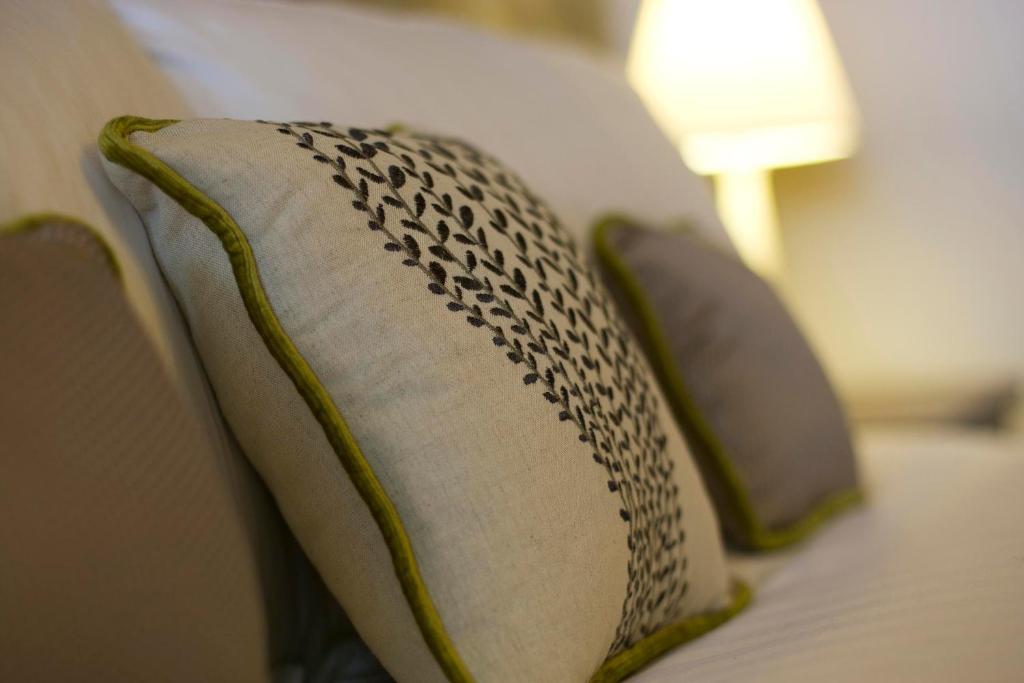 Hotel The Three Crowns Chagford Exterior foto A throw pillow