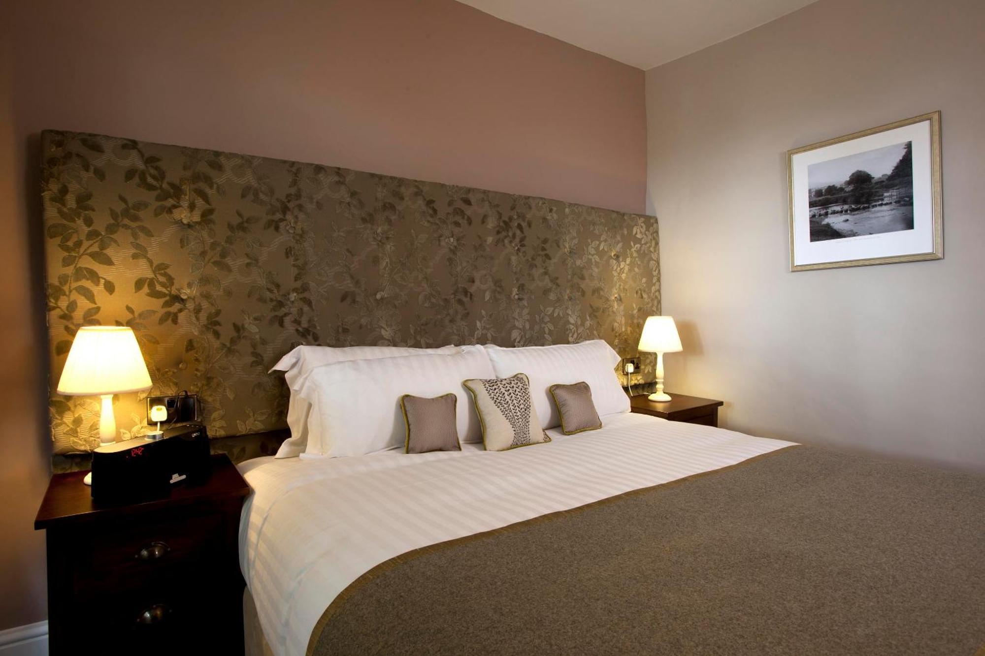 Hotel The Three Crowns Chagford Exterior foto A bedroom at the hotel
