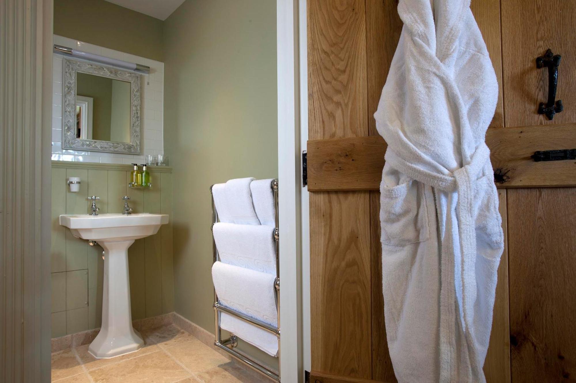 Hotel The Three Crowns Chagford Exterior foto A bathrobe hanging on a door