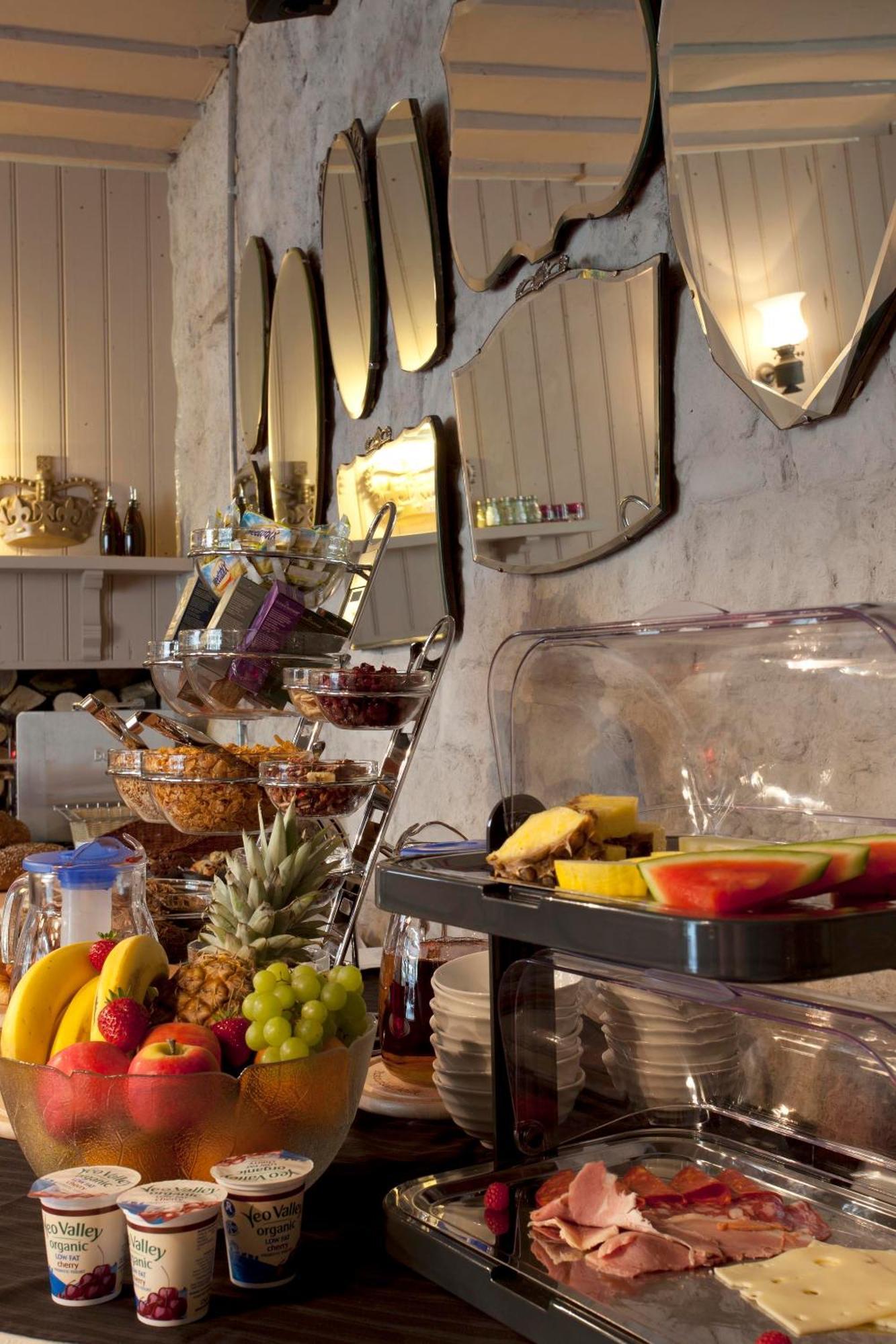 Hotel The Three Crowns Chagford Exterior foto A buffet at a hotel