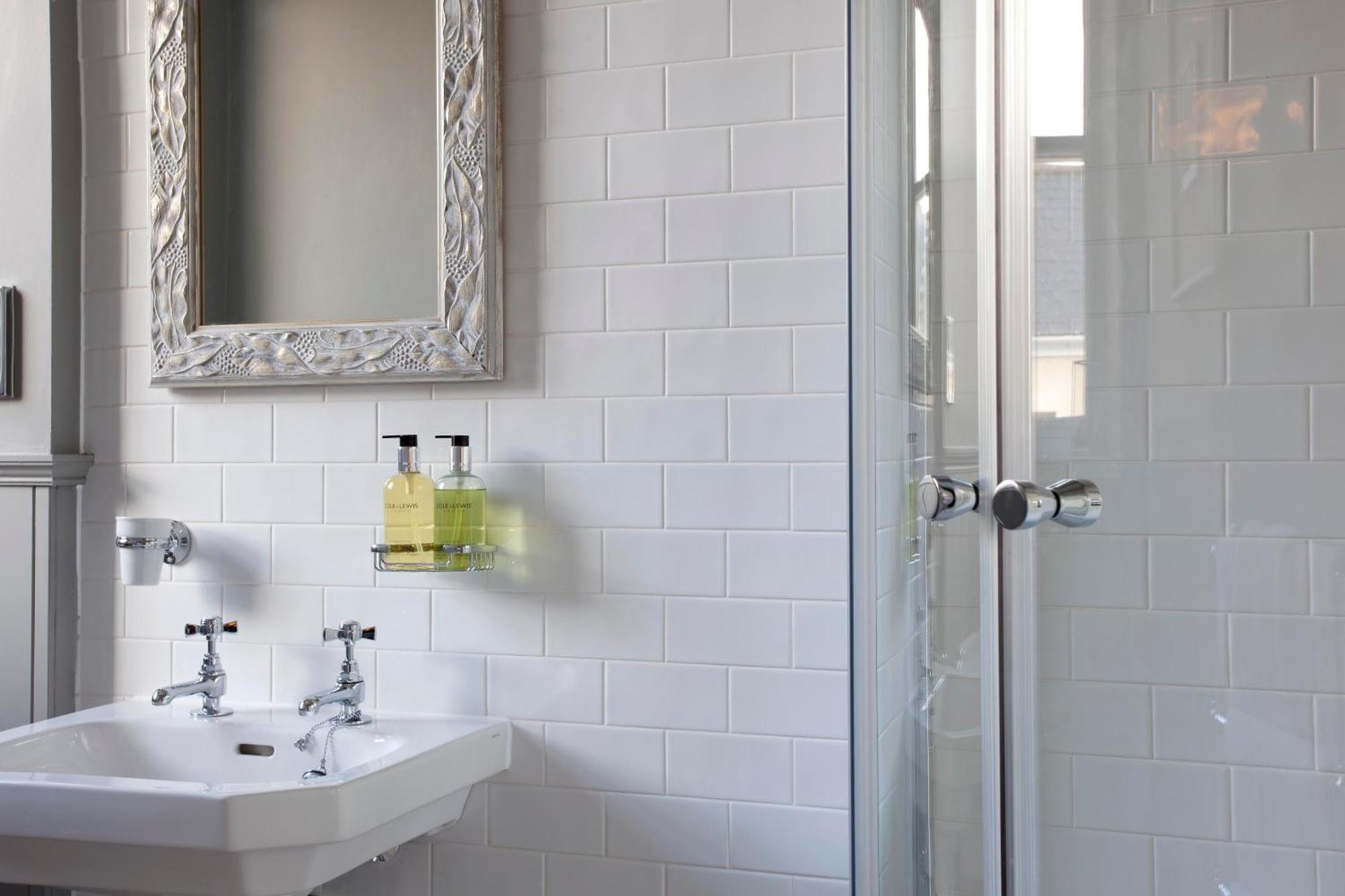 Hotel The Three Crowns Chagford Exterior foto A shower enclosure