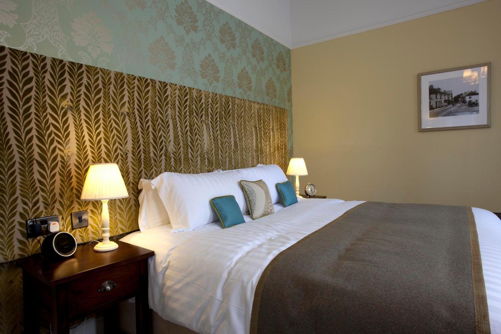 Hotel The Three Crowns Chagford Exterior foto A bedroom at the hotel