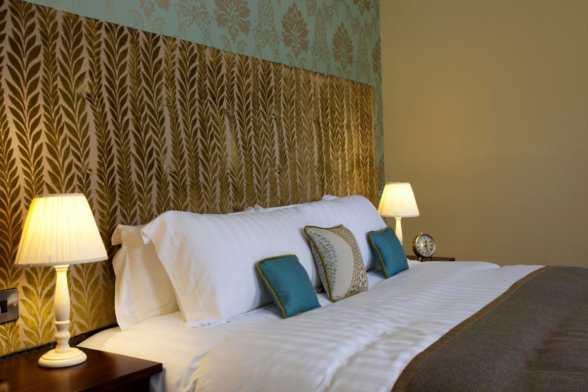 Hotel The Three Crowns Chagford Exterior foto A bedroom at the hotel