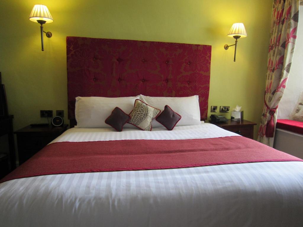 Hotel The Three Crowns Chagford Habitación foto A bedroom at the hotel