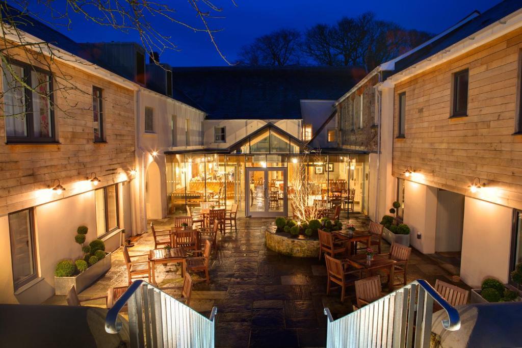 Hotel The Three Crowns Chagford Exterior foto The Old Mill at night